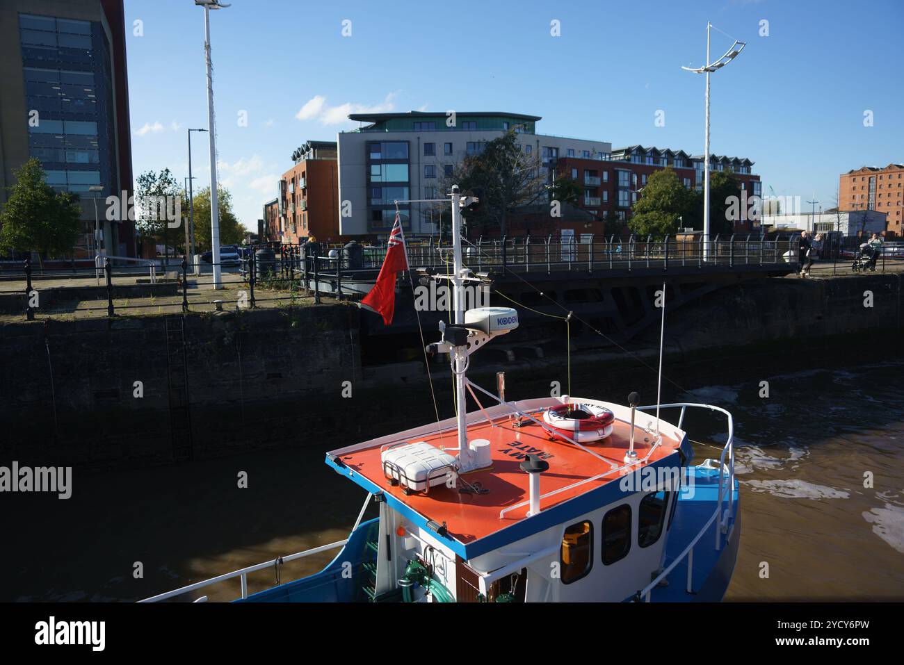 Donnerstag, 24. Oktober 2024 Hull Marina, Hull, E. Yorkshire. Das Vergnügungsschiff „My Mate“ sah, wie es nach einer möglichen Rettungsmission in New Holland (Lincs) in Hull Marina zurückkehrte. Das Schiff wurde auf der Humber gesichtet und sein Fortschritt folgt durch die Schleuse und in die Marina. Bridget Catterall / AlamyLiveNews Stockfoto