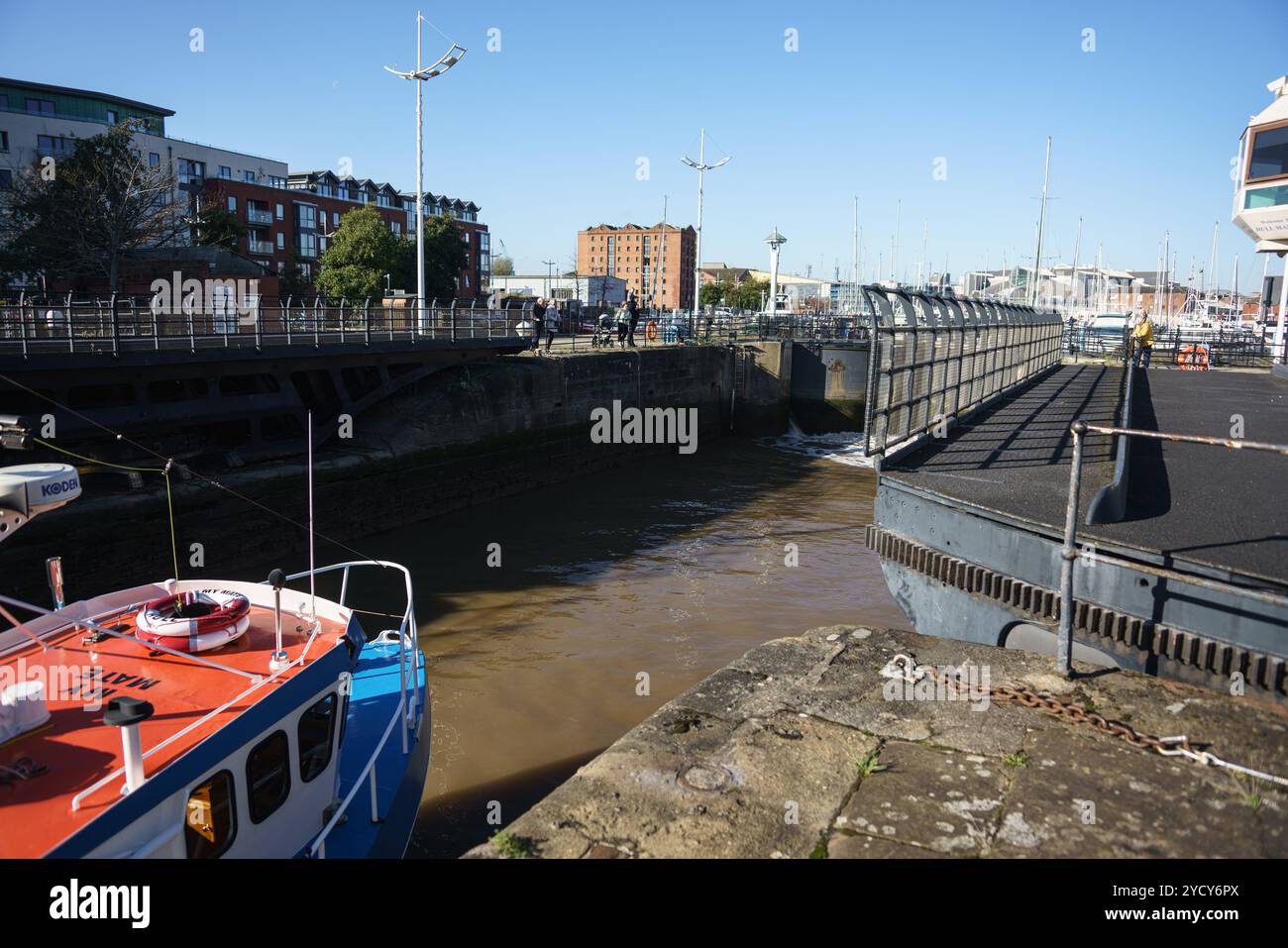Donnerstag, 24. Oktober 2024 Hull Marina, Hull, E. Yorkshire. Das Vergnügungsschiff „My Mate“ sah, wie es nach einer möglichen Rettungsmission in New Holland (Lincs) in Hull Marina zurückkehrte. Das Schiff wurde auf der Humber gesichtet und sein Fortschritt folgt durch die Schleuse und in die Marina. Bridget Catterall / AlamyLiveNews Stockfoto
