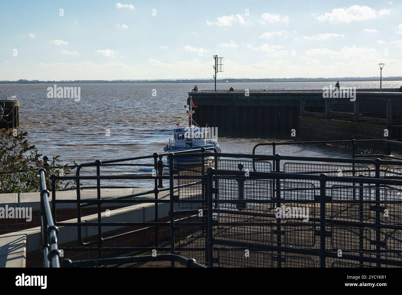 Donnerstag, 24. Oktober 2024 Hull Marina, Hull, E. Yorkshire. Das Vergnügungsschiff „My Mate“ sah, wie es nach einer möglichen Rettungsmission in New Holland (Lincs) in Hull Marina zurückkehrte. Das Schiff wurde auf der Humber gesichtet und sein Fortschritt folgt durch die Schleuse und in die Marina. Bridget Catterall / AlamyLiveNews Stockfoto