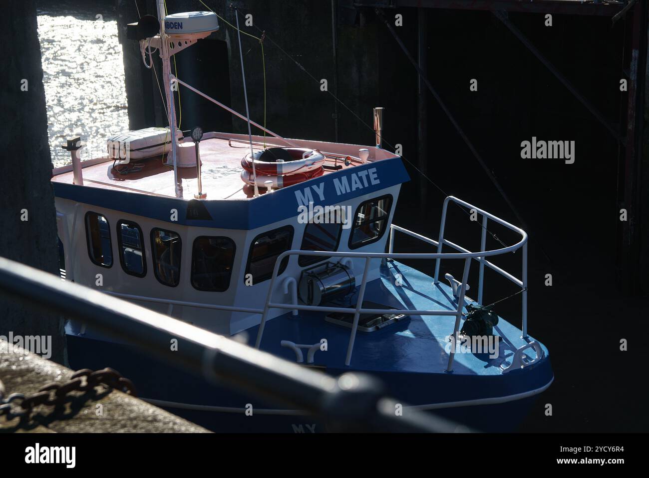 Donnerstag, 24. Oktober 2024 Hull Marina, Hull, E. Yorkshire. Das Vergnügungsschiff „My Mate“ sah, wie es nach einer möglichen Rettungsmission in New Holland (Lincs) in Hull Marina zurückkehrte. Das Schiff wurde auf der Humber gesichtet und sein Fortschritt folgt durch die Schleuse und in die Marina. Bridget Catterall / AlamyLiveNews Stockfoto