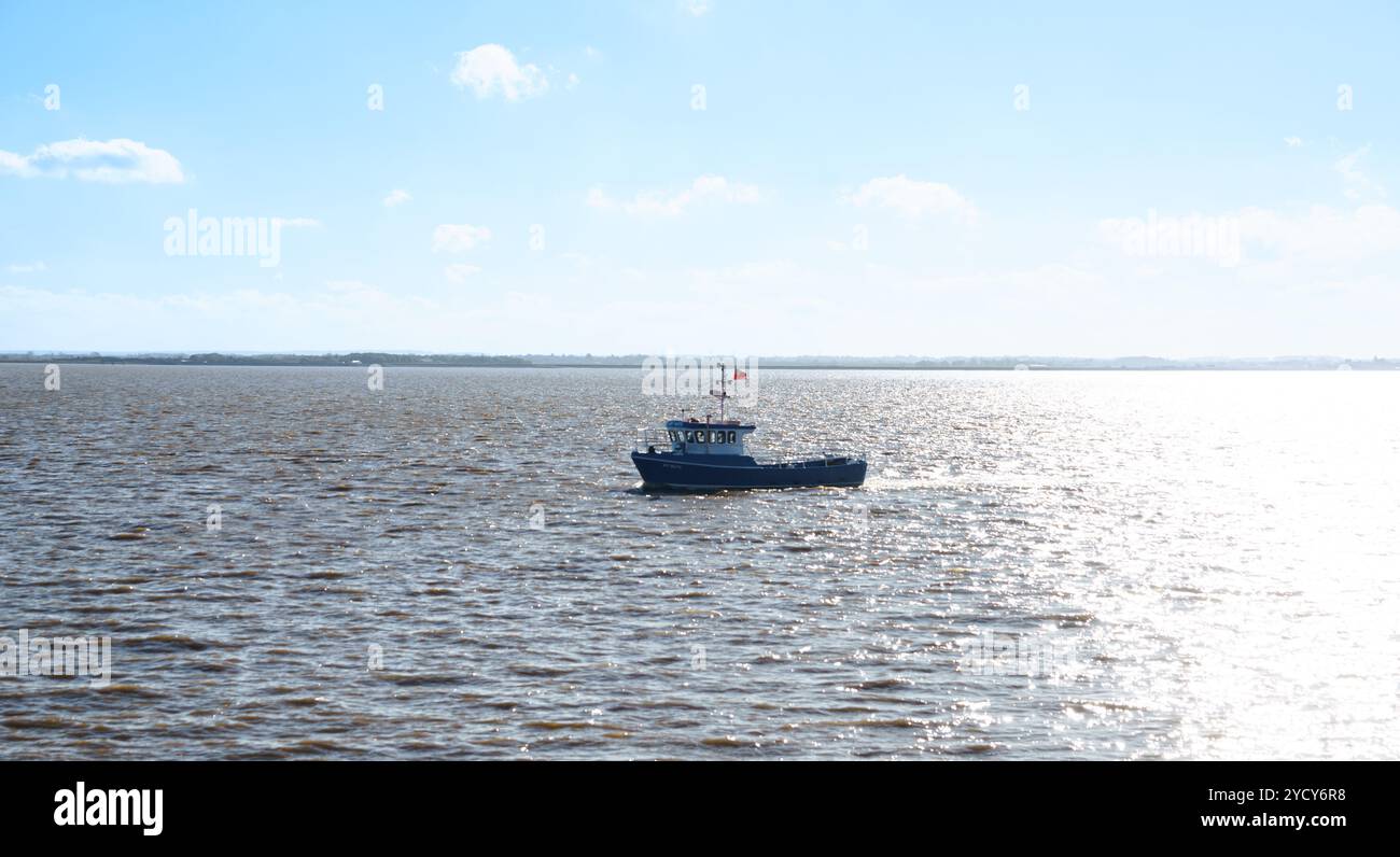 Donnerstag, 24. Oktober 2024 Hull Marina, Hull, E. Yorkshire. Das Vergnügungsschiff „My Mate“ sah, wie es nach einer möglichen Rettungsmission in New Holland (Lincs) in Hull Marina zurückkehrte. Das Schiff wurde auf der Humber gesichtet und sein Fortschritt folgt durch die Schleuse und in die Marina. Bridget Catterall / AlamyLiveNews Stockfoto