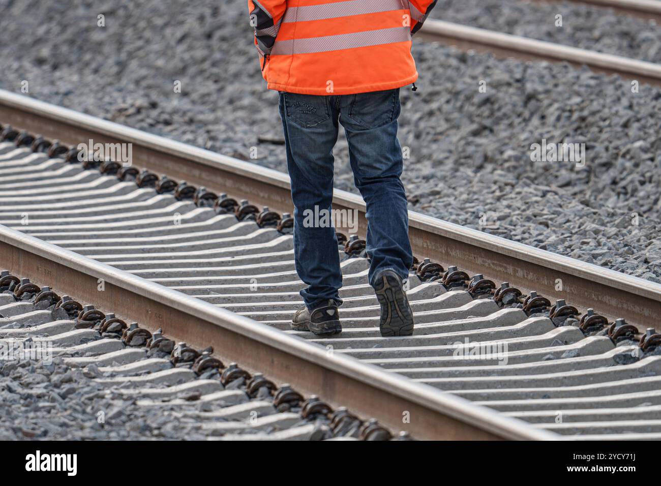 Gernsheim, Deutschland. Oktober 2024. Ein Arbeiter läuft auf den Gleisen auf der Riedbahn-Baustelle am Bahnhof Gernsheim. Die Deutsche Bahn führt eine Generalüberholung der Riedbahnstrecke zwischen Frankfurt/Main und Mannheim durch. Sobald alle elektronischen Stellwerke (ESTW) angeschlossen sind, sollten Punkte und Signale ab Mitte Dezember mit einem Mausklick zuverlässig bedient werden können. Darlegung: Andreas Arnold/dpa/Alamy Live News Stockfoto