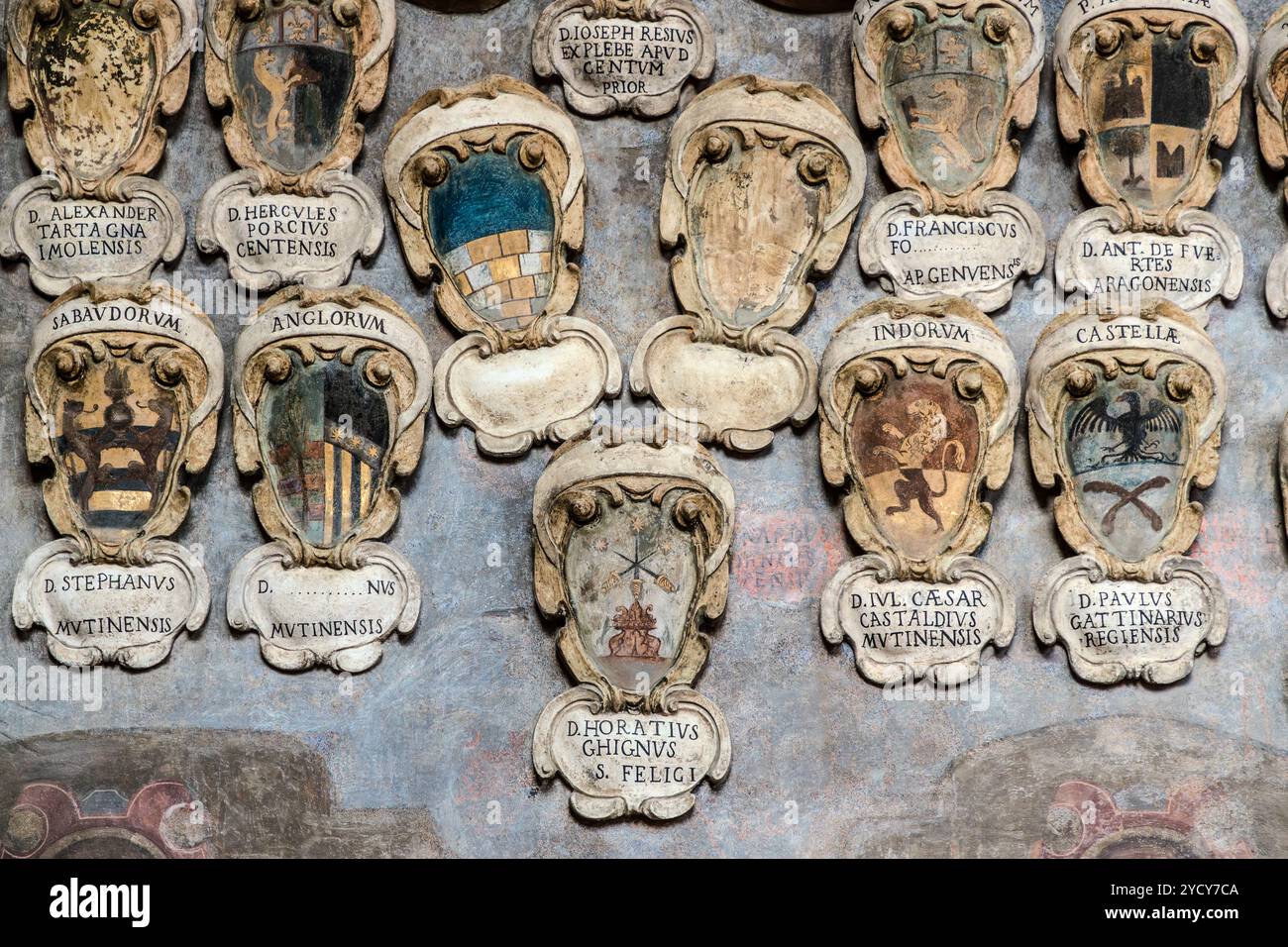 Der Palazzo dell'Archiginnasio zeigt in seinen Korridoren Wappen mit den Namen "Sabaudorum" (Savoyen), "Anglorum" (England), "Indorum" und "Castellae" (Kastilien). Etwa 6.000 solcher Wappen im gesamten Gebäude, errichtet 1562/63 unter Papst Pius IV., gedenken der "nationes", der Studentenverbände der Universität Bologna, die hier bis 1803 ansässig waren. Piazza Galvani, Bologna, Emilia-Romagna, Italien. Stockfoto