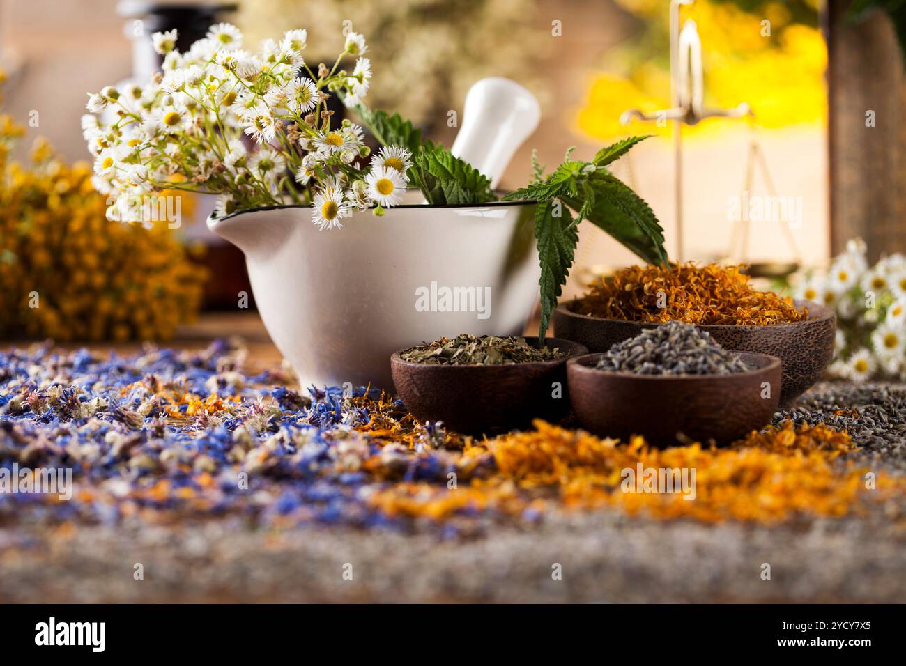 Kräuter, Beeren und Blumen mit Mörtel, Holz Tisch Hintergrund Stockfoto