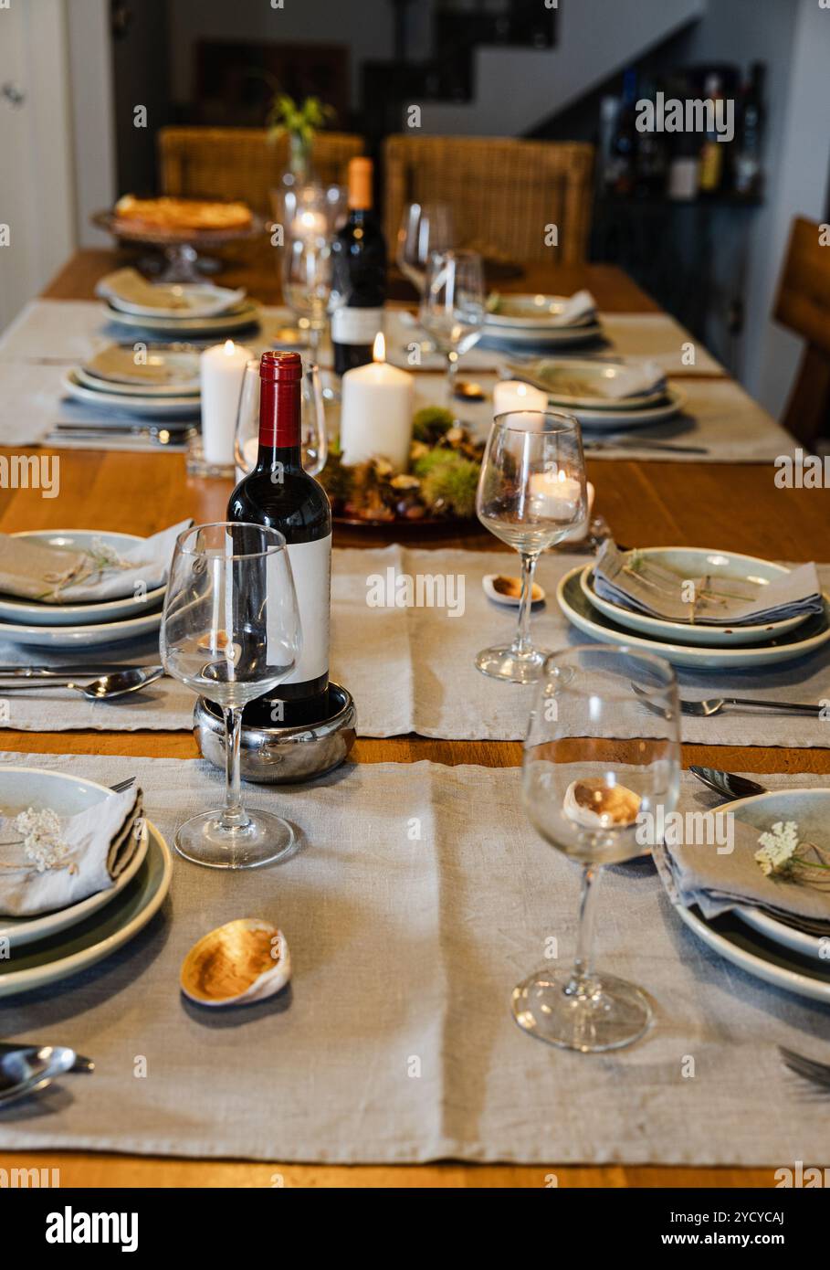 Elegantes Restaurant mit Wein und Kerzenlicht Stockfoto