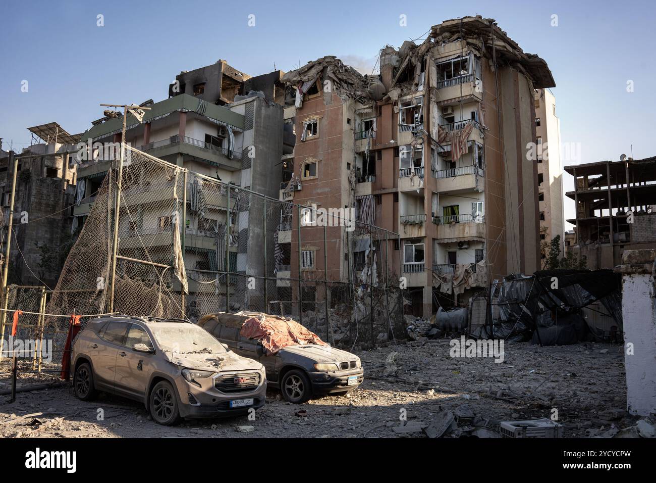Blick auf beschädigte Gebäude und Autos nach israelischen Bombenangriffen im Stadtteil Ghobeiry am Stadtrand von Beirut. Der Krieg zwischen Israel und der Hisbollah hat nach Angaben der libanesischen Behörden bereits mehr als 2.400 Menschen das Leben gekostet und 1,2 Millionen zur Flucht aus ihren Häusern gezwungen. Stockfoto