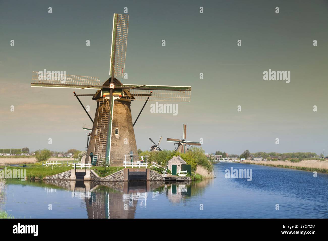 Traditionelle alte Windmühlen in den Niederlanden Stockfoto