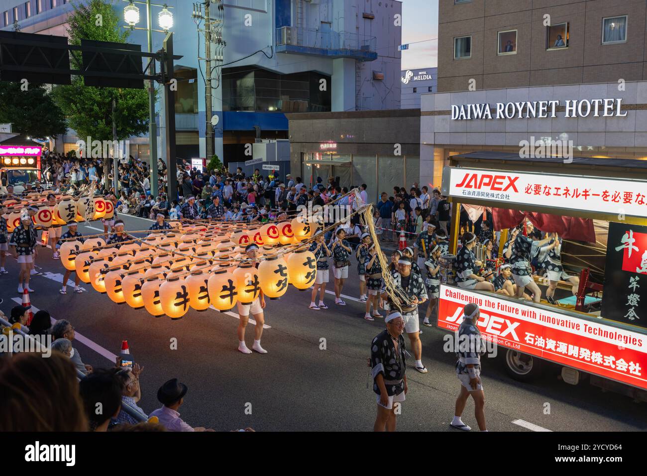 Akita, Japan - 5. August 2024: Eine traditionelle Tänzerin trägt während der Akita einen hoch aufragenden kanto, eine Bambusstange, die mit Hunderten von Papierlaternen geschmückt ist Stockfoto