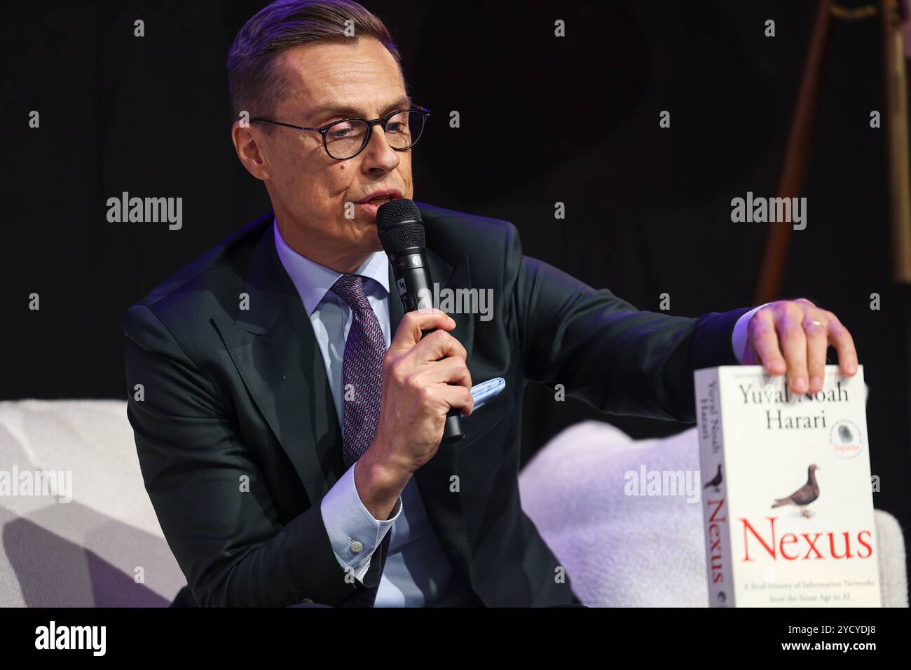 Helsinki, Uusimaa, Finnland. Oktober 2024. Der finnische Präsident Alexander Stubb sprach auf der Buchmesse Helsinki, die vom 24. Bis 27. Oktober 2024 in Helsinki stattfindet. Der Präsident spricht über die Bücher, die in seinem Bücherregal sind. (Kreditbild: © Marina Takimoto/ZUMA Press Wire) NUR REDAKTIONELLE VERWENDUNG! Nicht für kommerzielle ZWECKE! Stockfoto