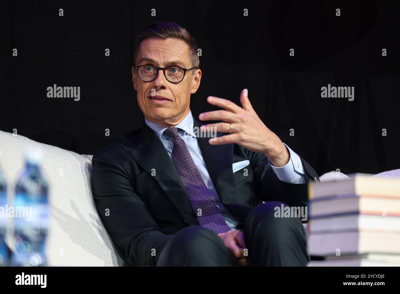 Helsinki, Uusimaa, Finnland. Oktober 2024. Der finnische Präsident Alexander Stubb sprach auf der Buchmesse Helsinki, die vom 24. Bis 27. Oktober 2024 in Helsinki stattfindet. Der Präsident spricht über die Bücher, die in seinem Bücherregal sind. (Kreditbild: © Marina Takimoto/ZUMA Press Wire) NUR REDAKTIONELLE VERWENDUNG! Nicht für kommerzielle ZWECKE! Stockfoto