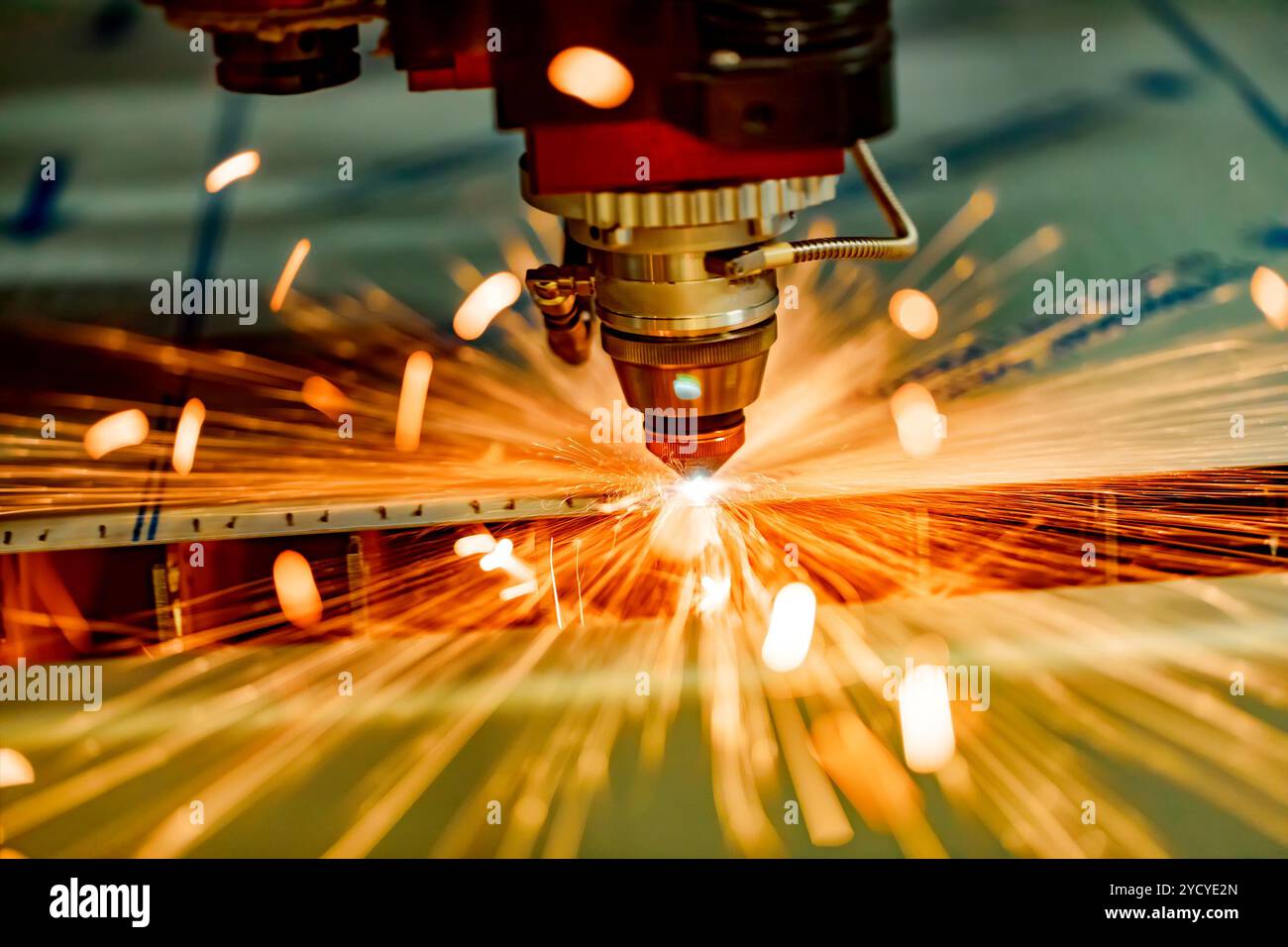 CNC-Laserschneiden von Metall, moderne Industrietechnik. Stockfoto