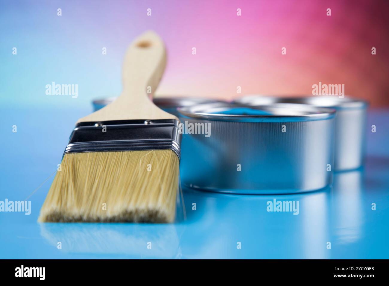 Farbdosen mit Pinsel, Regenbogenfarben öffnen Stockfoto