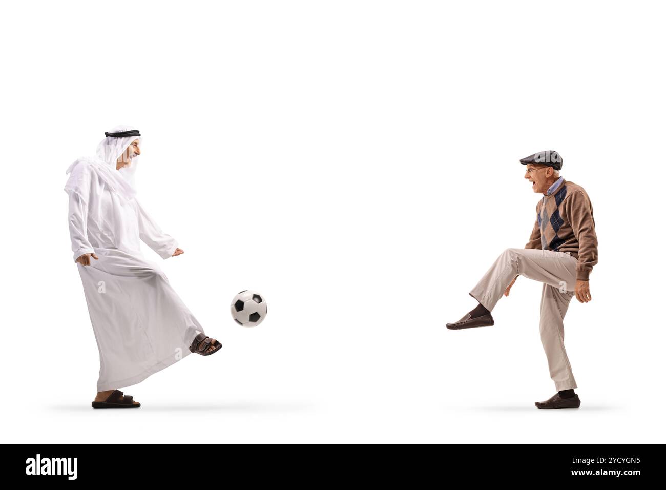 Traditioneller arabischer Mann in ethnischer Kleidung, der mit einem älteren Mann auf weißem Hintergrund Fußball spielt Stockfoto
