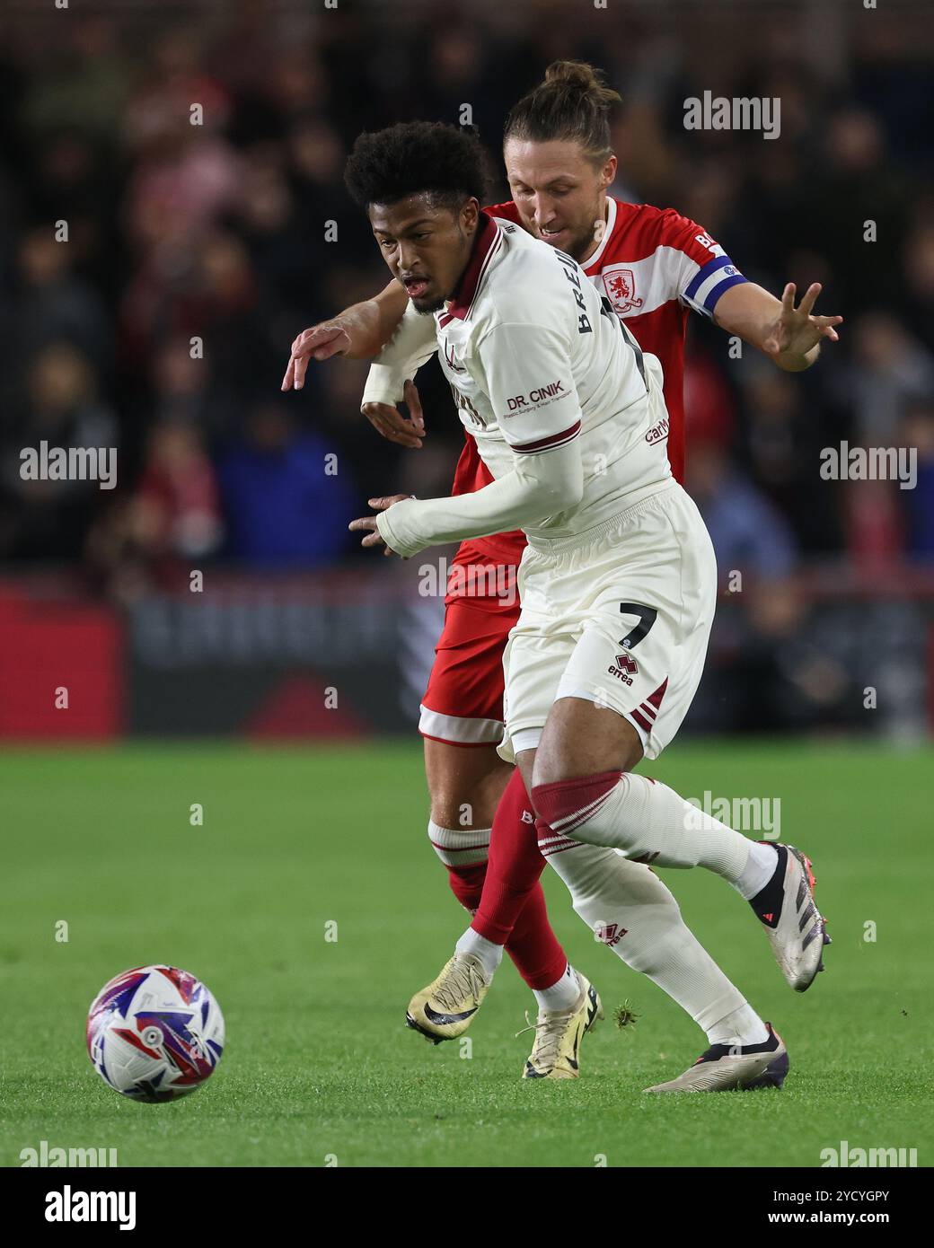 Sheffield United's Rhian Brewster in Aktion mit Middlesbrough's Luke Ayling während des Sky Bet Championship Matches zwischen Middlesbrough und Sheffield United im Riverside Stadium, Middlesbrough am Mittwoch, den 23. Oktober 2024. (Foto: Mark Fletcher | MI News) Credit: MI News & Sport /Alamy Live News Stockfoto