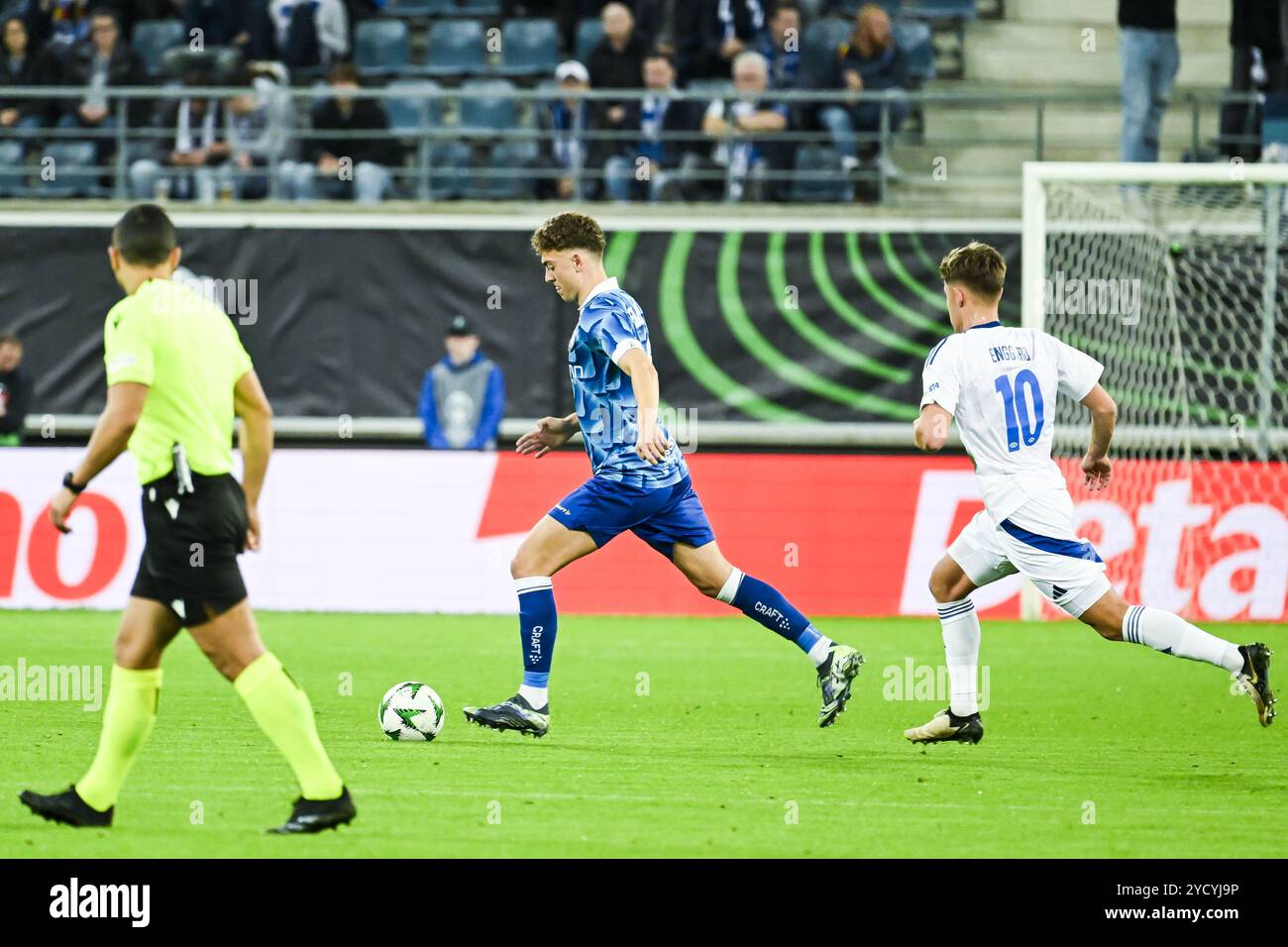 Gent, Belgien. Oktober 2024. Gents Mathias Delorge und Moldes Mads Enggard wurden am Donnerstag, den 24. Oktober 2024, in Gent während eines Fußballspiels zwischen der belgischen KAA Gent und dem norwegischen Molde FK am zweiten Tag der Gruppenphase des UEFA Conference League-Turniers in Aktion gezeigt. BELGA FOTO TOM GOYVAERTS Credit: Belga Nachrichtenagentur/Alamy Live News Stockfoto