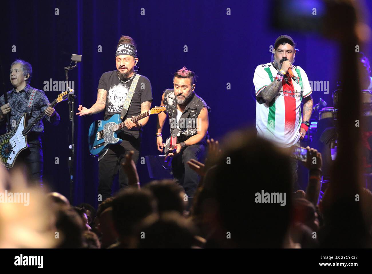 Dallas, Usa. Oktober 2024. Dr. Shenka, Sänger der mexikanischen Ska-Band Panteon Rococo, tritt im Rahmen der ESTA Noche U.S.A. Tour 2024 in der Fabrik in Deep Ellum auf. Am 18. Oktober 2024 in Dallas, Texas. (Foto: Javier Vicencio/Eyepix/SIPA USA) Credit: SIPA USA/Alamy Live News Stockfoto