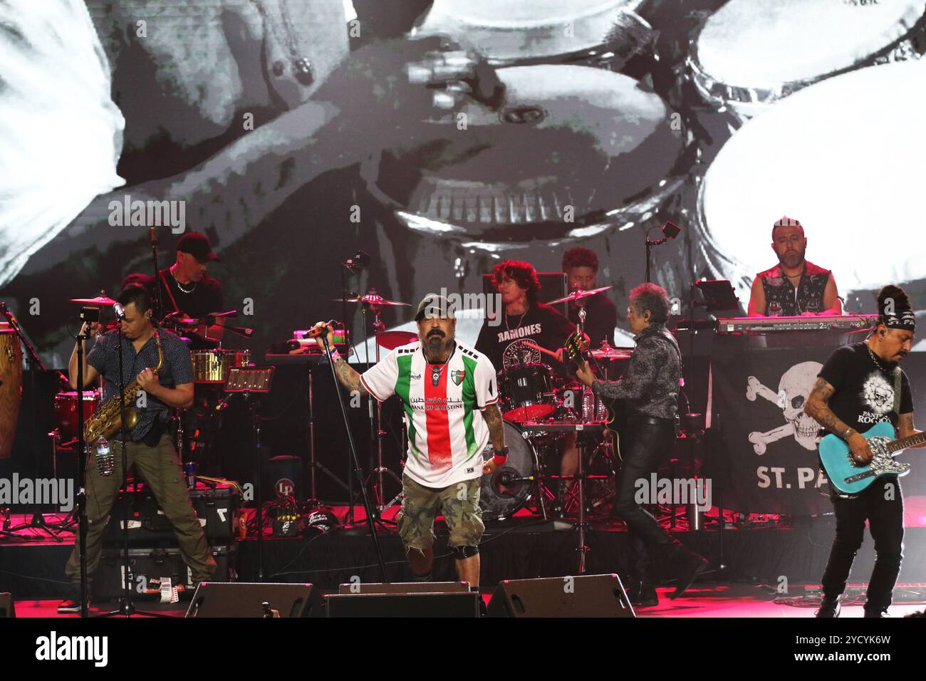 Dallas, Usa. Oktober 2024. Dr. Shenka, Sänger der mexikanischen Ska-Band Panteon Rococo, tritt im Rahmen der ESTA Noche U.S.A. Tour 2024 in der Fabrik in Deep Ellum auf. Am 18. Oktober 2024 in Dallas, Texas. (Foto: Javier Vicencio/Eyepix/SIPA USA) Credit: SIPA USA/Alamy Live News Stockfoto