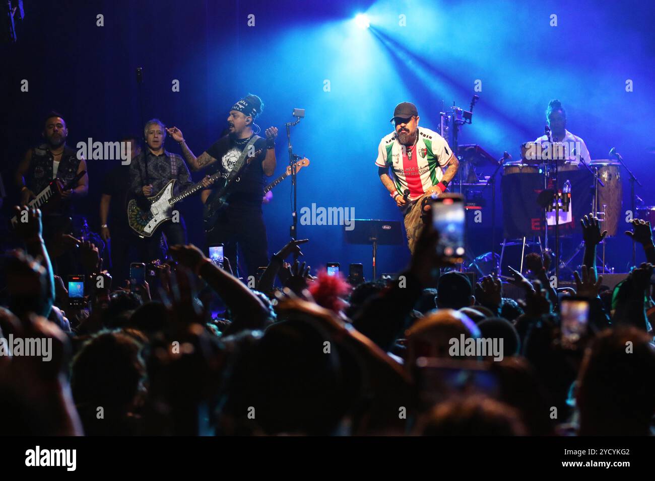 Dallas, Usa. Oktober 2024. Dr. Shenka, Sänger der mexikanischen Ska-Band Panteon Rococo, tritt im Rahmen der ESTA Noche U.S.A. Tour 2024 in der Fabrik in Deep Ellum auf. Am 18. Oktober 2024 in Dallas, Texas. (Foto: Javier Vicencio/Eyepix/SIPA USA) Credit: SIPA USA/Alamy Live News Stockfoto