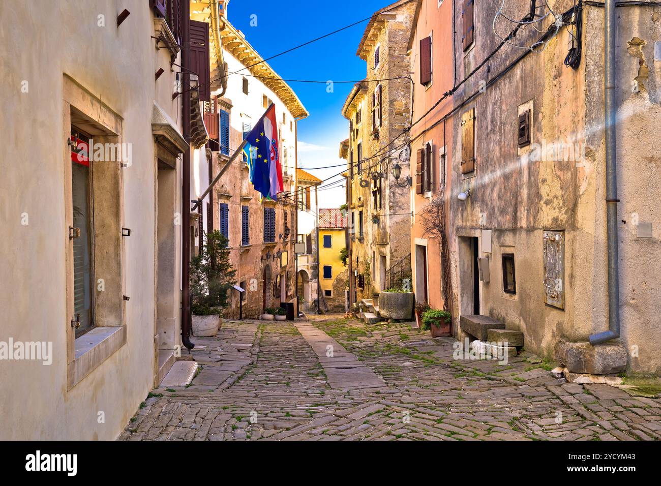 Vrbnik gepflasterten Straße und alter Architektur anzeigen Stockfoto