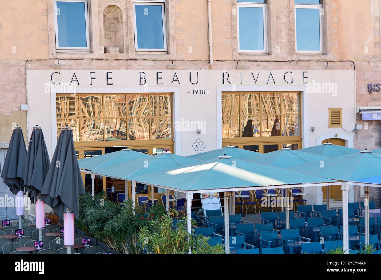 Marseille. Frankreich - 24. Oktober 2024: Leere Straße vor der Caf Beau Rivage in Marseille. Die ruhige Umgebung trägt zum einladenden Erscheinungsbild bei Stockfoto