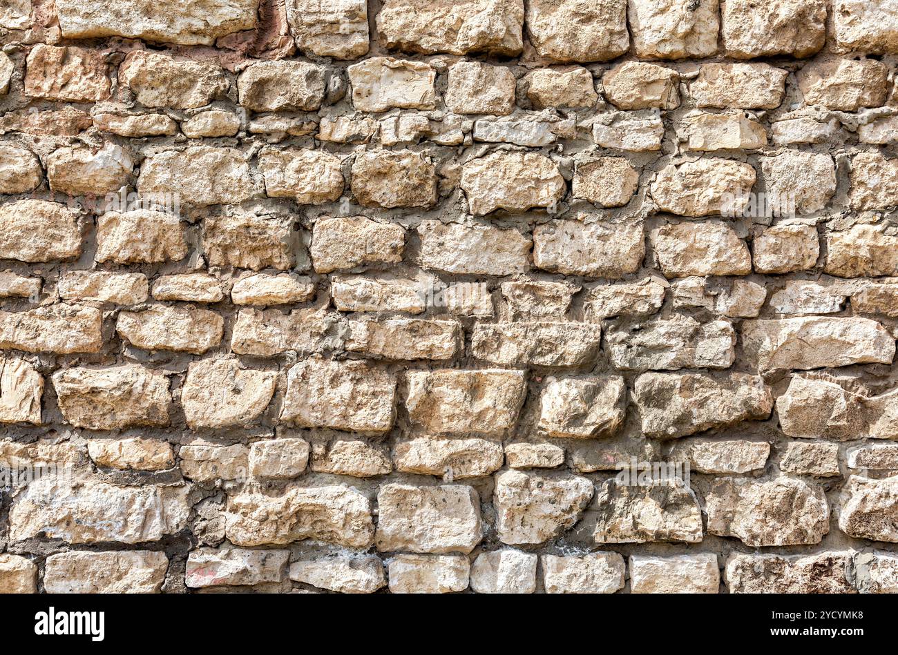 Verwitterte Steinmauer als kreative Hintergrundstruktur Stockfoto