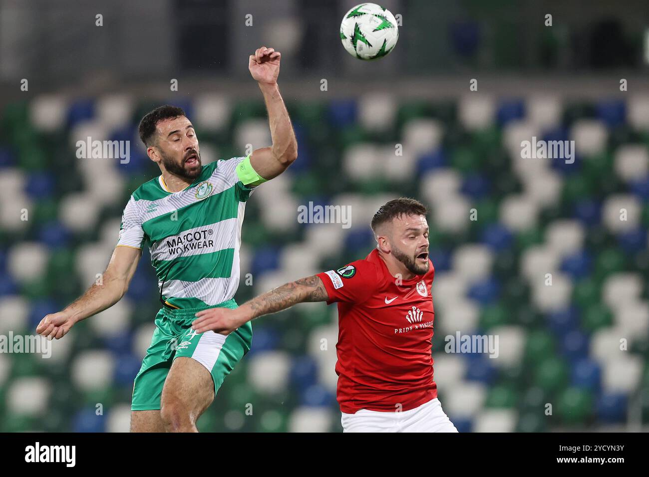 Roberto Lopes der Shamrock Rovers (links) und Larnes Andy Ryan kämpfen um den Ball während des Gruppenspiels der UEFA Europa Conference League im Windsor Park in Belfast, Nordirland. Bilddatum: Donnerstag, 24. Oktober 2024. Stockfoto