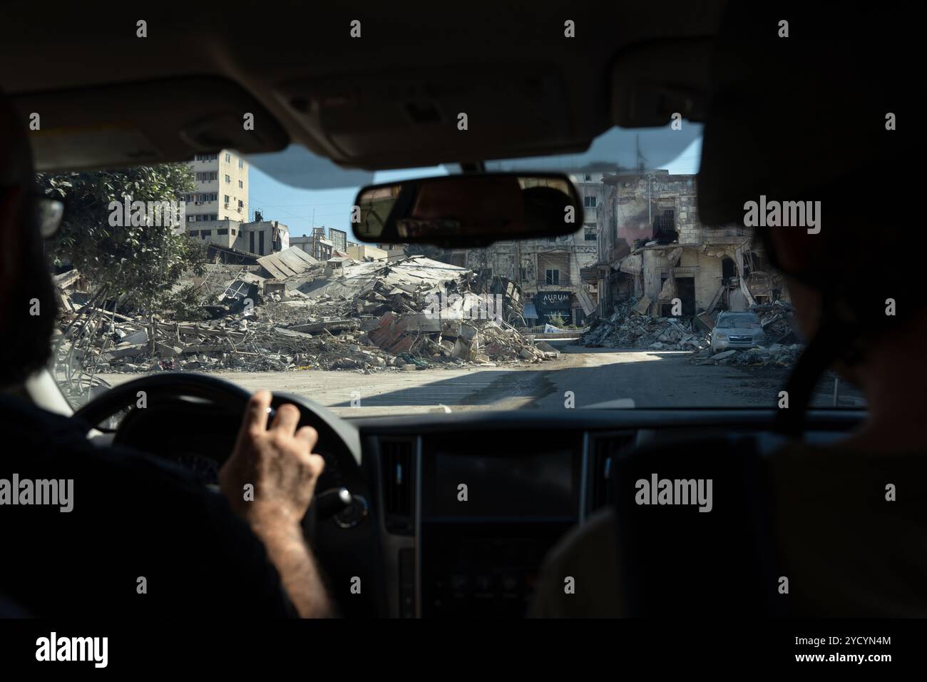 Nabatieh, Libanon. Oktober 2024. Blick auf zerstörte Gebäude in der Stadt Nabatieh aus einem Auto. Die schwere israelische Bombardierung der südlibanesischen Stadt Nabatieh hat die Häuser von 150.000 Menschen in eine Geisterstadt verwandelt. (Credit Image: © Ximena Borrazas/SOPA images via ZUMA Press Wire) NUR REDAKTIONELLE VERWENDUNG! Nicht für kommerzielle ZWECKE! Stockfoto