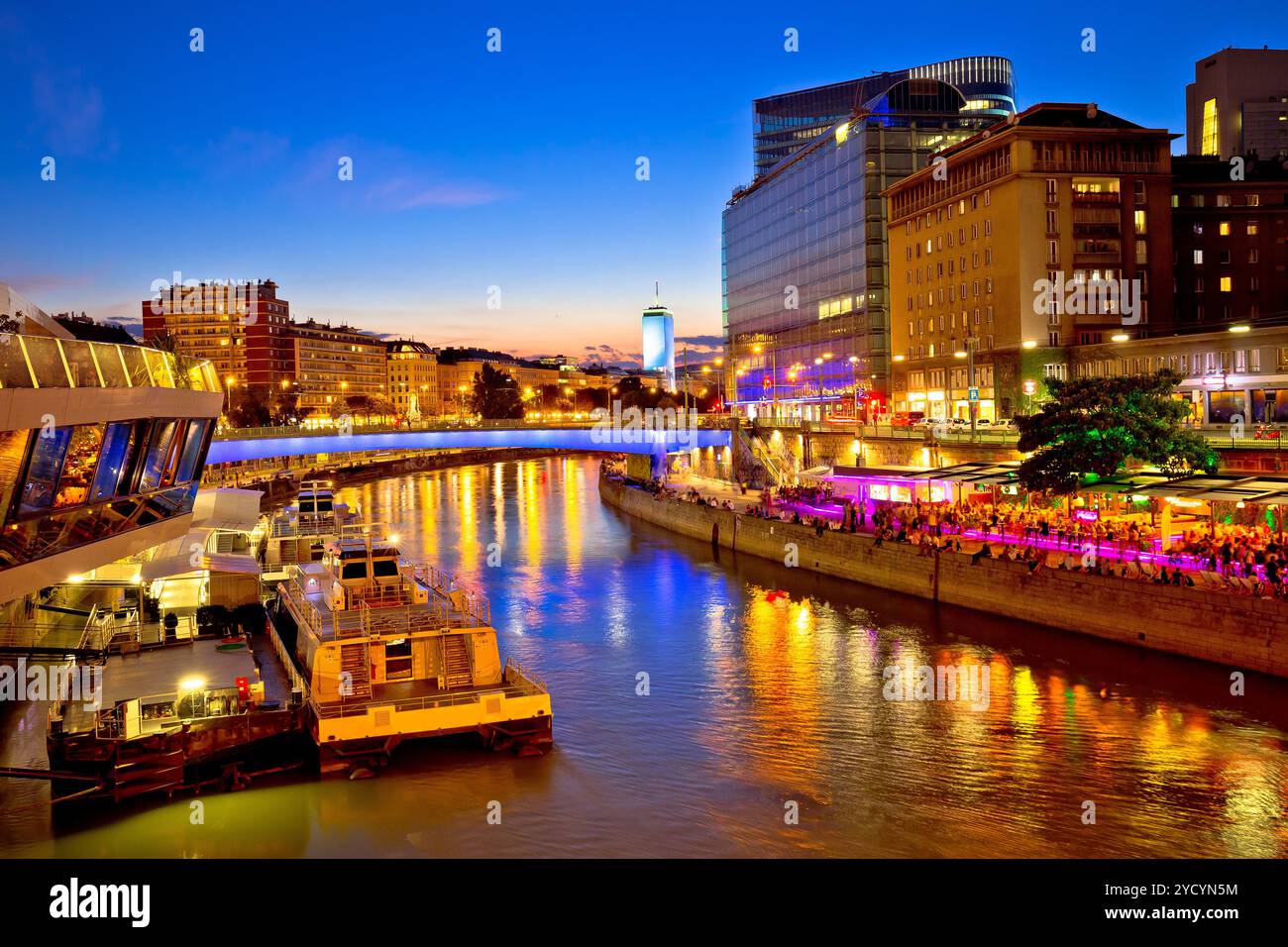 Moderne Wiener Stadt mit Blick auf den Fluss am Abend Stockfoto