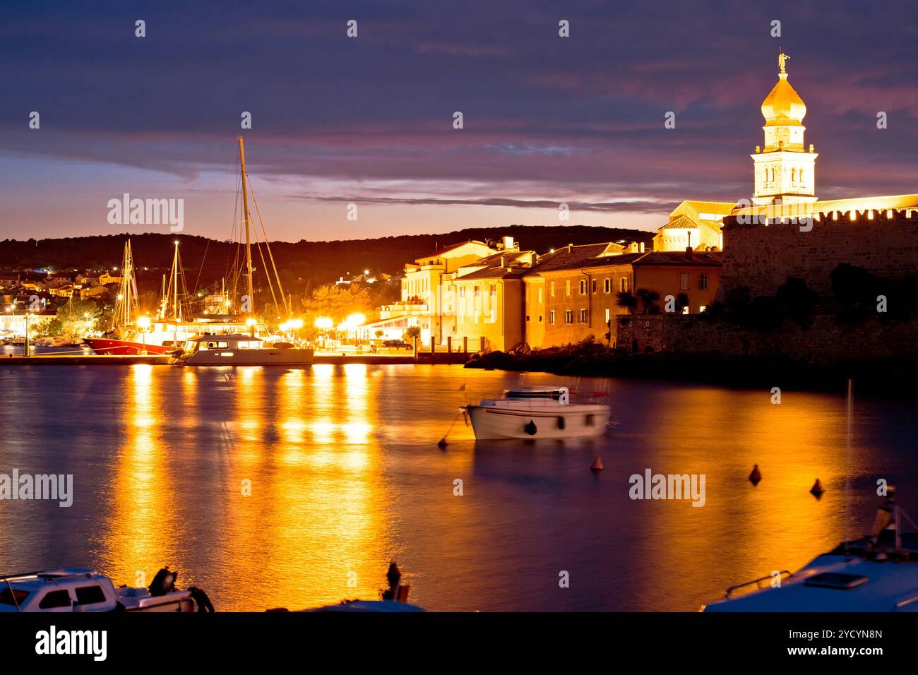 Inselstadt Krk mit abendlichem Blick aufs Wasser Stockfoto