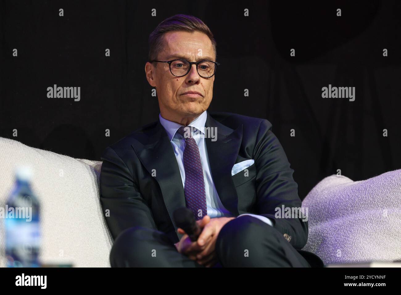 Helsinki, Uusimaa, Finnland. Oktober 2024. Der finnische Präsident Alexander Stubb sprach auf der Buchmesse Helsinki, die vom 24. Bis 27. Oktober 2024 in Helsinki stattfindet. Der Präsident spricht über die Bücher, die in seinem Bücherregal sind. (Kreditbild: © Marina Takimoto/ZUMA Press Wire) NUR REDAKTIONELLE VERWENDUNG! Nicht für kommerzielle ZWECKE! Stockfoto