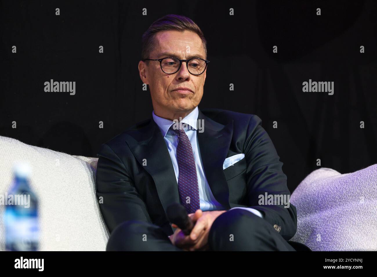 Helsinki, Uusimaa, Finnland. Oktober 2024. Der finnische Präsident Alexander Stubb sprach auf der Buchmesse Helsinki, die vom 24. Bis 27. Oktober 2024 in Helsinki stattfindet. Der Präsident spricht über die Bücher, die in seinem Bücherregal sind. (Kreditbild: © Marina Takimoto/ZUMA Press Wire) NUR REDAKTIONELLE VERWENDUNG! Nicht für kommerzielle ZWECKE! Stockfoto