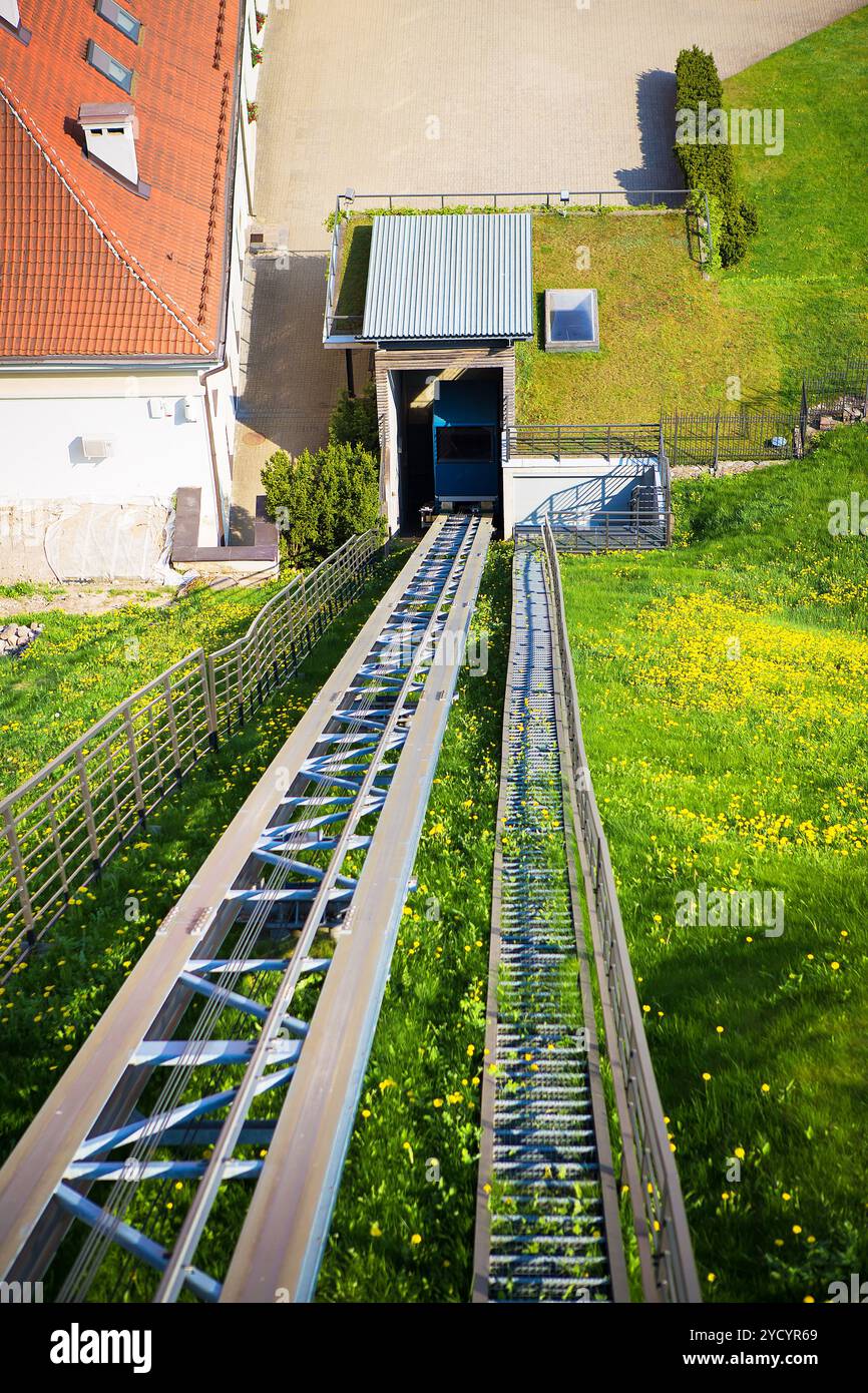 Standseilbahn nach oben auf den Turm in Vilnius - Litauen Stockfoto