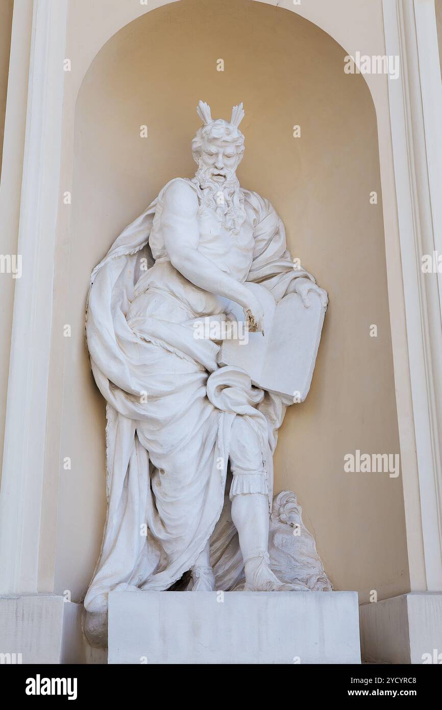 Schönen antiken Skulptur am Eingang der Kathedrale am Cathedral Square in Vilnius, Litauen Stockfoto
