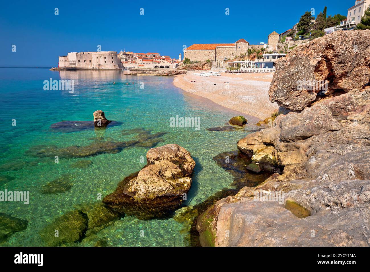 Blick auf die historische Stadt Dubrovnik und den Strand von Banje Stockfoto