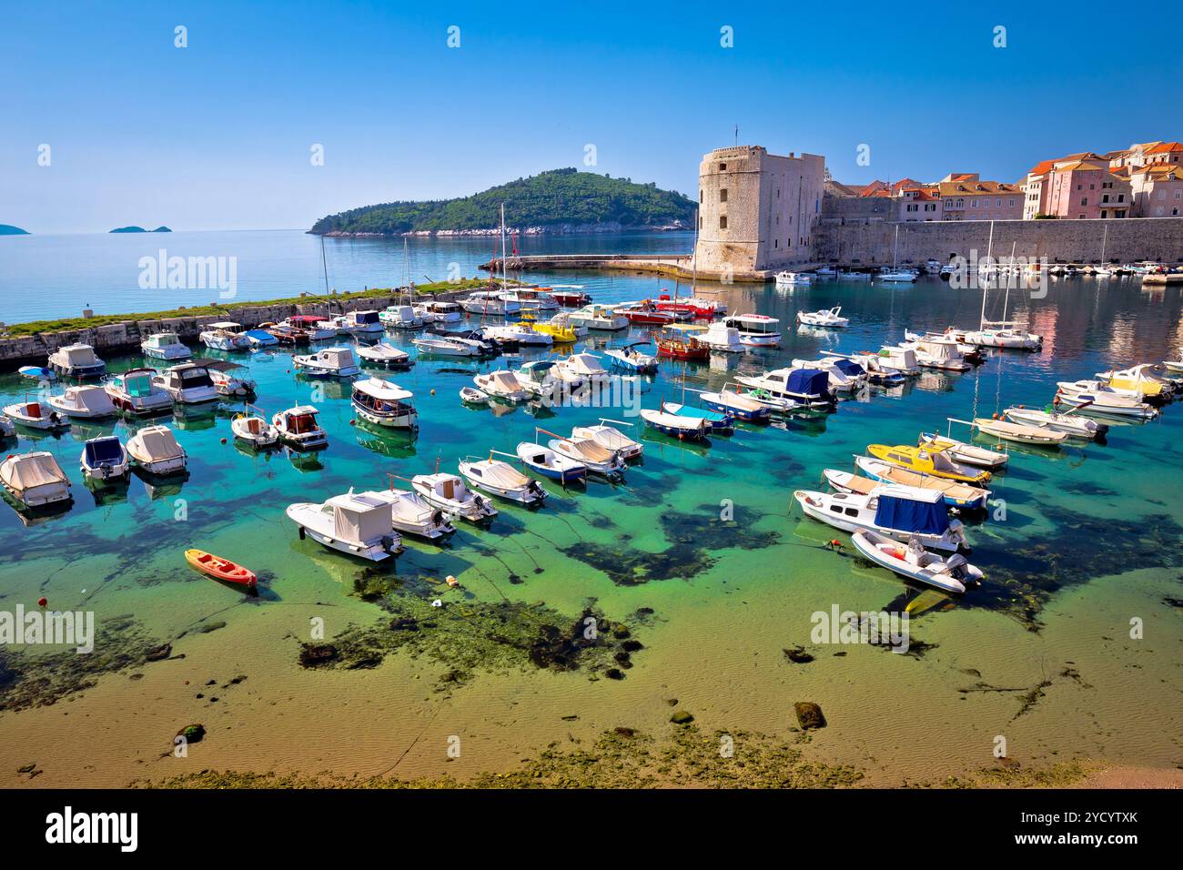 Dubrovnik Hafen und Stadtmauer anzeigen Stockfoto