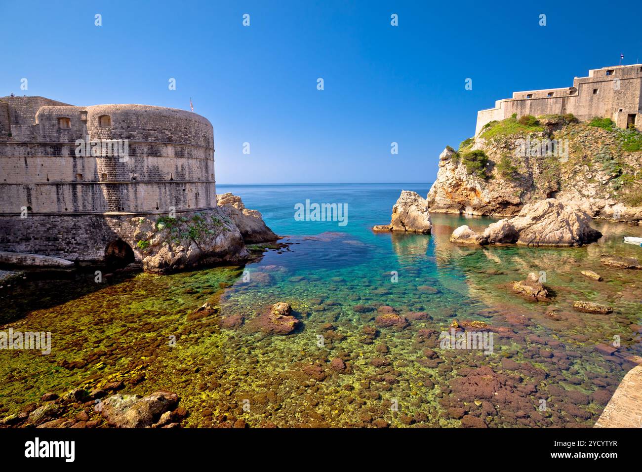 Blick auf die Stadtmauern von Dubrovnik und berühmte Wahrzeichen Stockfoto