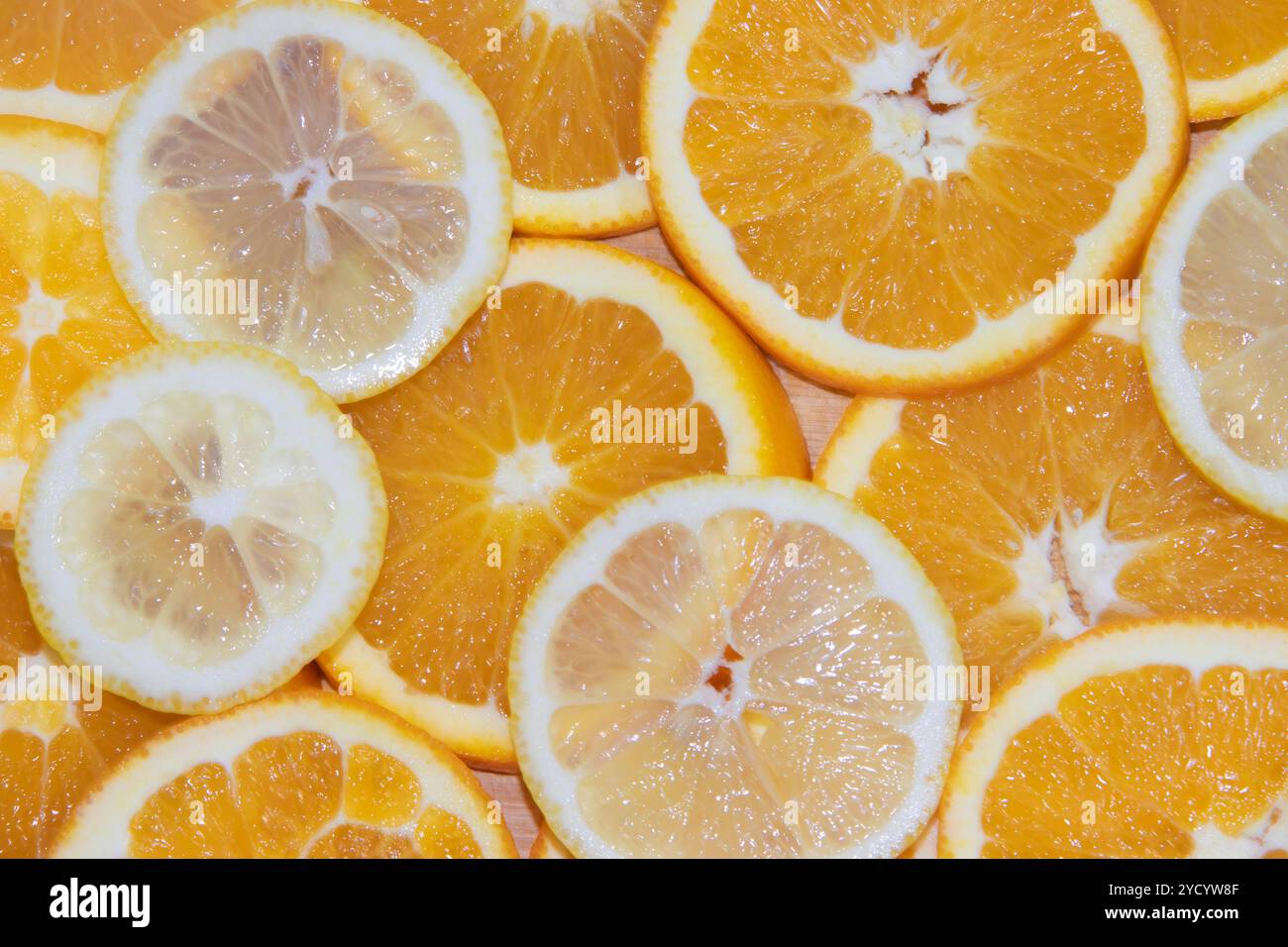 Orange in Scheiben geschnitten auf einem Brett isoliert auf weißem Hintergrund. Stockfoto