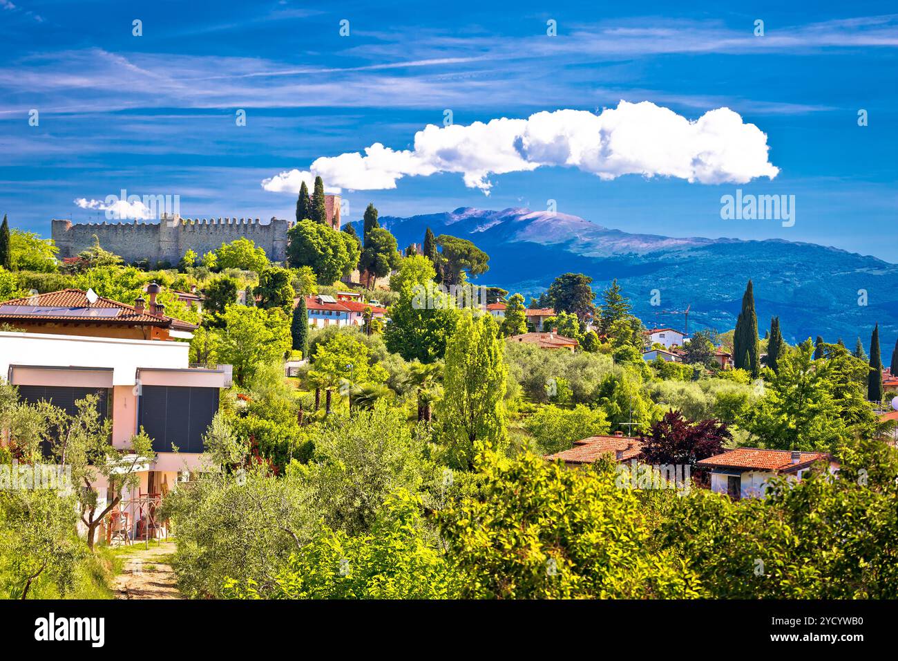 Blick auf die Westküste des Gardasees und die alten Ruinen Stockfoto
