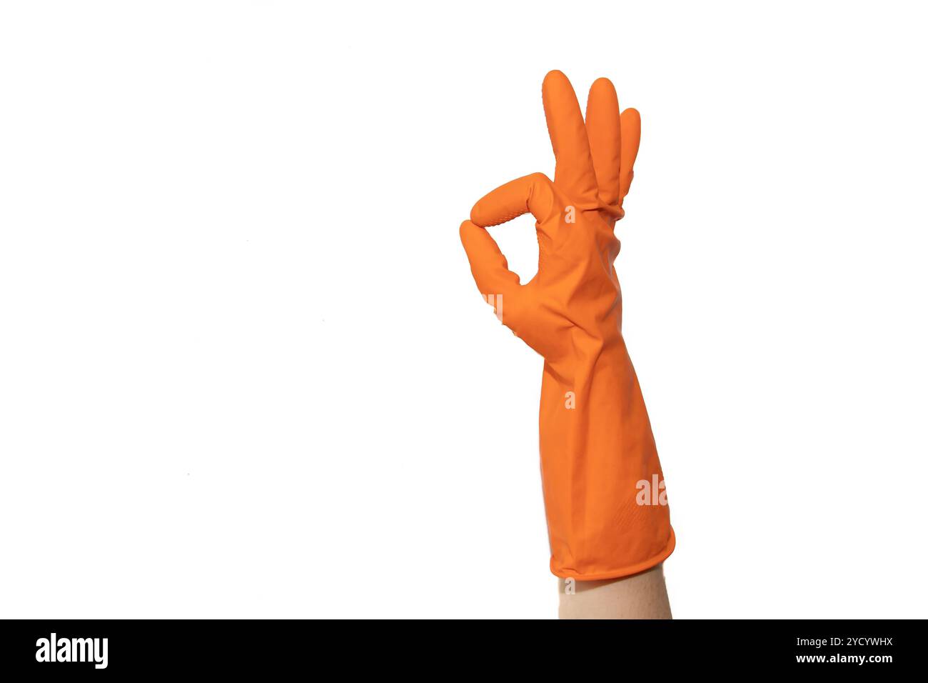 OK Zeichen von orangefarbenen Gummihandschuhen. Vorbereitung für die Reinigung. Nach der Reinigung die Hände reinigen. Quietschende Leute. Gummihandschuhe an der Hand. Stockfoto
