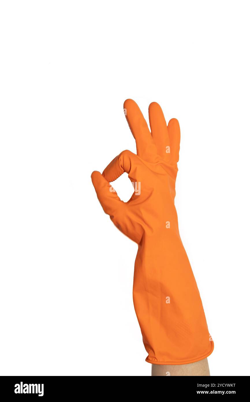OK Zeichen von orangefarbenen Gummihandschuhen. Vorbereitung für die Reinigung. Nach der Reinigung die Hände reinigen. Quietschende Leute. Gummihandschuhe an der Hand. Stockfoto