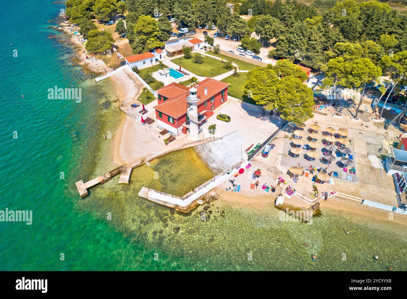 Stadt Zadar Puntamika Leuchtturm und Strand aus der Vogelperspektive im Sommer Stockfoto
