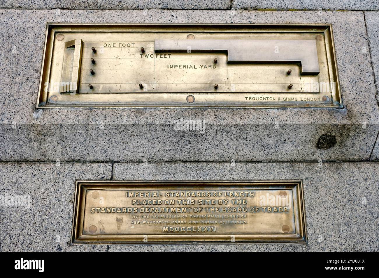 Ein offizielles britisches Maß imperialer Längenstandards aus dem Jahr 1876 wurde in das Mauerwerk am Trafalgar Square, London, aufgenommen. Stockfoto