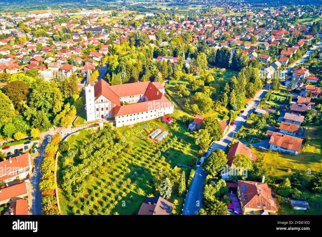 Grüne Stadt Samobor Kirche und Landschaft aus der Vogelperspektive Stockfoto