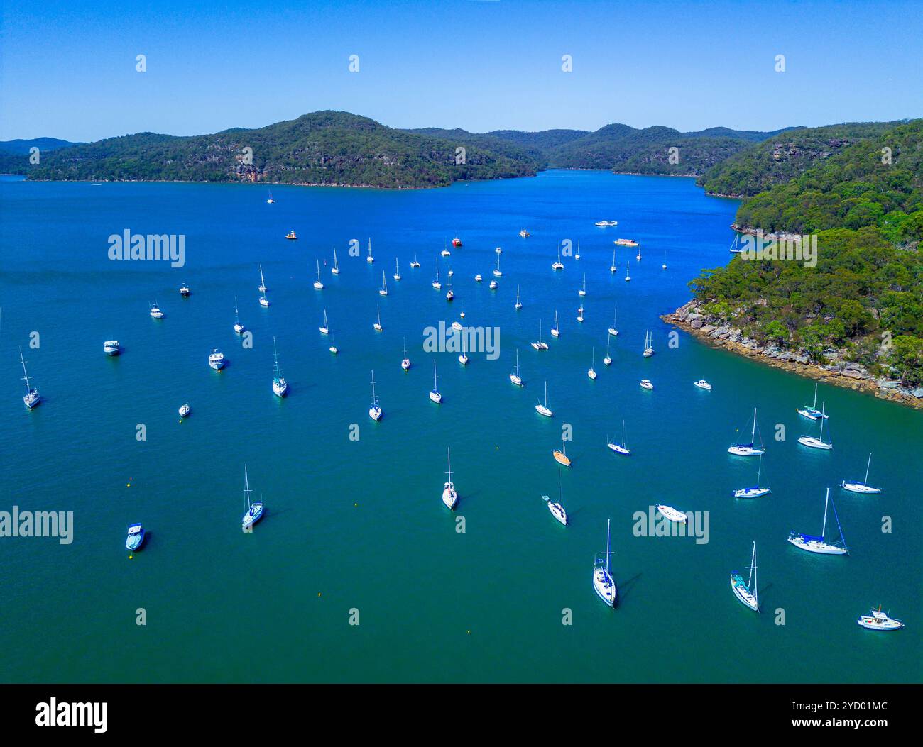 Luxusyachten und Motorboote, die in den Gewässern von Brooklyn Australien vor Anker gehen Stockfoto