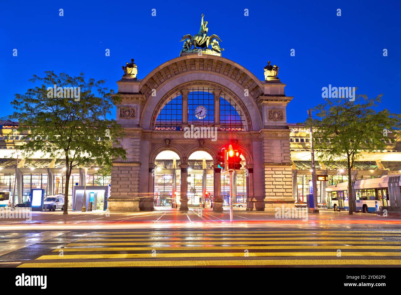 Stadt Luzern alter Bahnhof mit abendlichem Blick Stockfoto