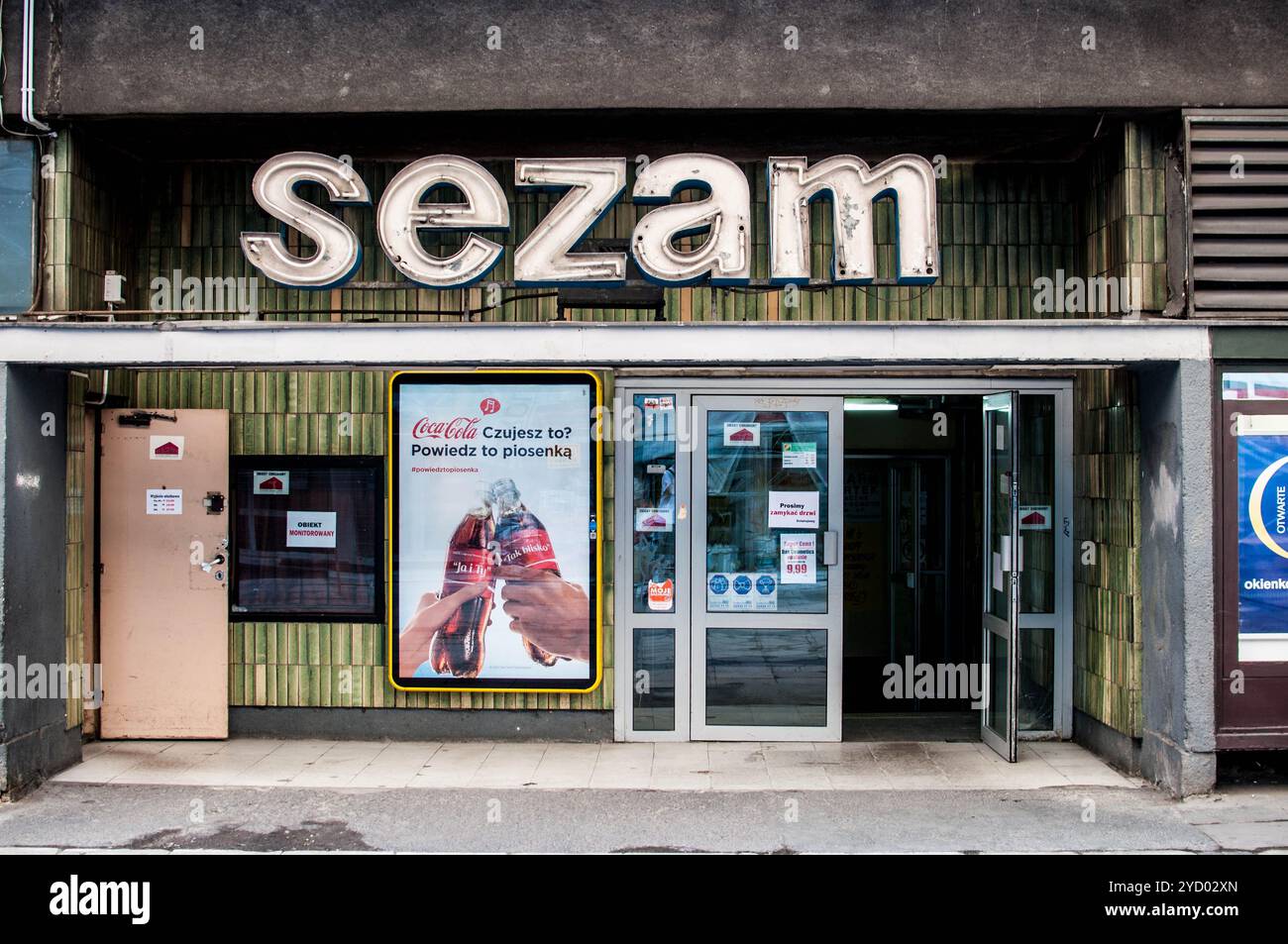 Warschau, Polen - 9. August 2014: Eingang zum Handelshaus „Sezam“ am letzten Tag vor seiner Schließung und Dekonstruktion, Coca-Cola ad sichtbar Stockfoto