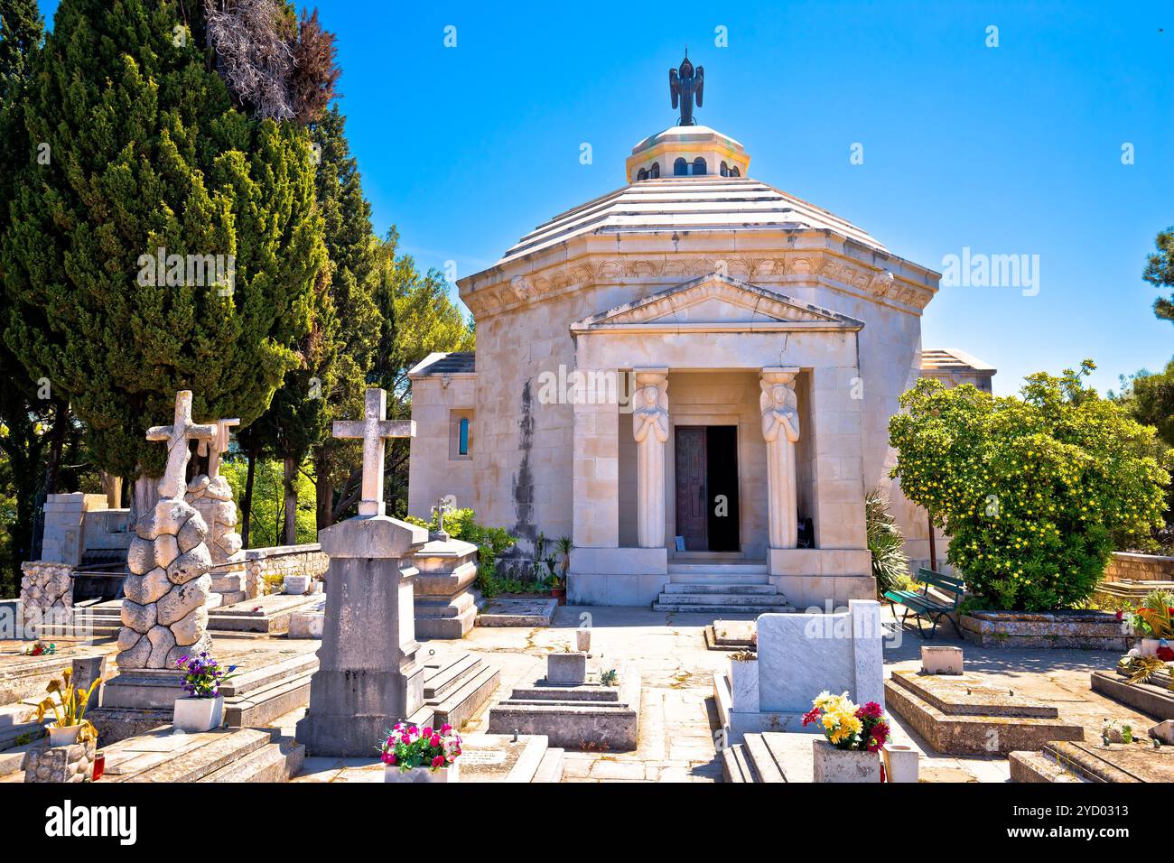 Cavtat Friedhof und Blick auf das Racic Mausoleum Stockfoto