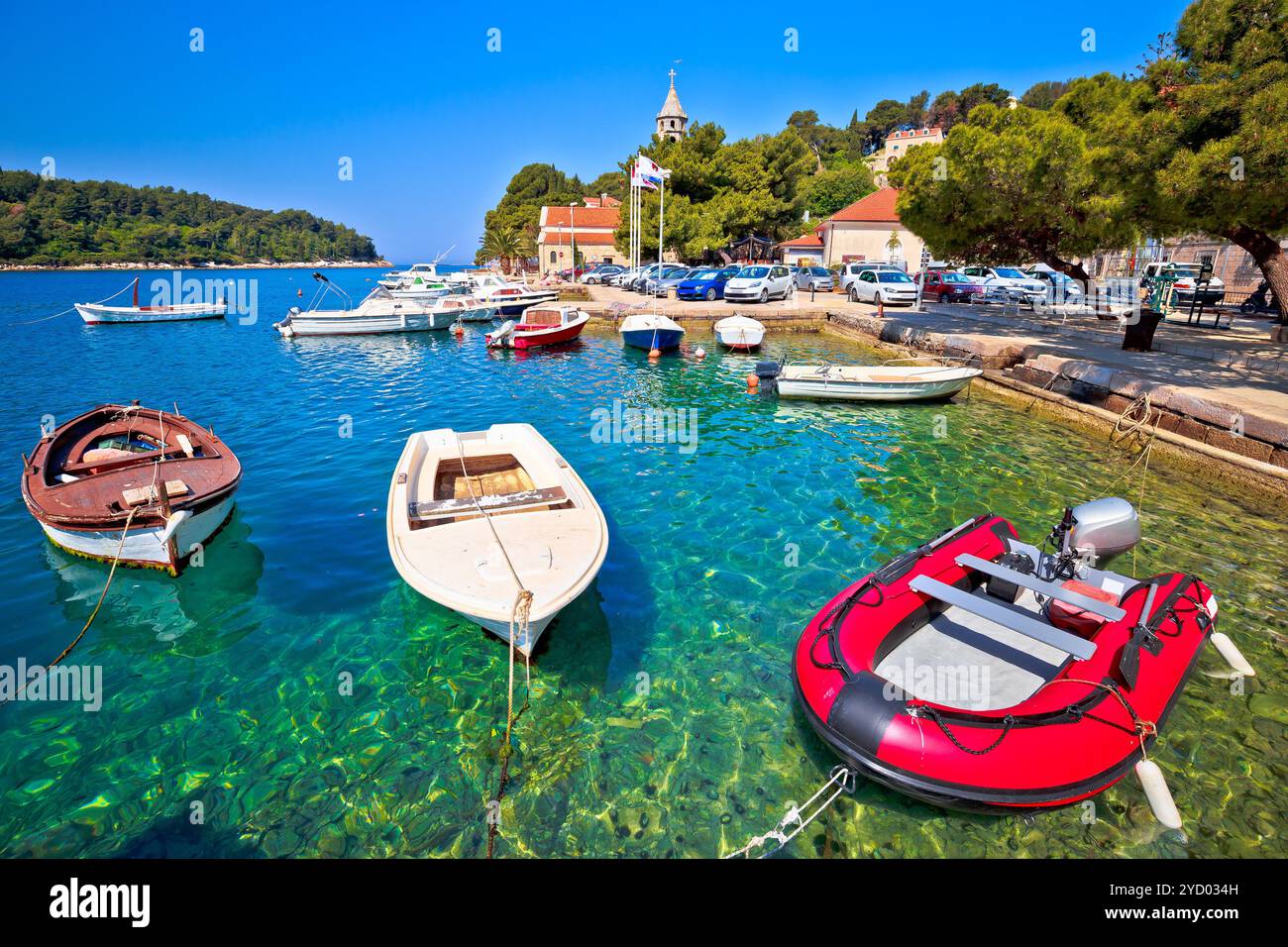 Türkisfarbenes Wasser und farbenfrohe Boote in der Stadt Cavtat Stockfoto