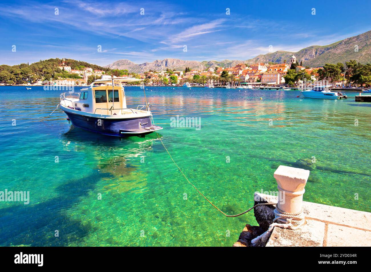 Farbenfroher türkisfarbener Hafen in der Stadt Cavtat Stockfoto