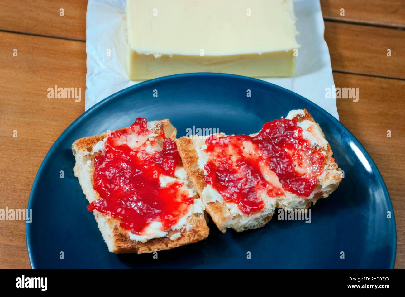 Ein Buttertoast mit Erdbeermarmelade zum Frühstück. Stockfoto
